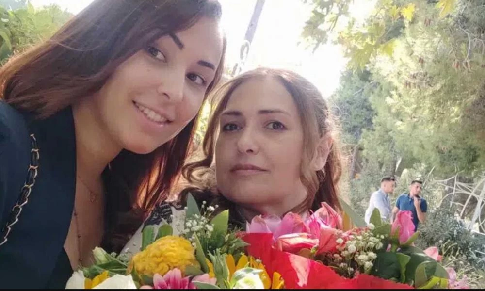 Πάτρα - Οικογενειακή υπόθεση: Αποφοίτησε μαζί με το γιο της από τη σχολή που… έχει τελειώσει και η κόρη της